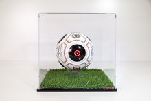 Laden Sie das Bild in den Galerie-Viewer, Schaukasten für Ihren Fanball – Vitrine für den signierten Fussball 30x30x30 cm
