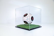 Laden Sie das Bild in den Galerie-Viewer, Schaukasten für Ihren Fanball – Vitrine für den signierten Fussball 30x30x30 cm