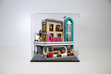Laden Sie das Bild in den Galerie-Viewer, Viewcase Vitrine für den Lego® American Diner Creator Expert 27x30x42 cm
