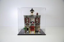 Laden Sie das Bild in den Galerie-Viewer, Viewcase Vitrine für den Lego® Feuerwache Creator Expert 27x30x42 cm