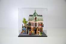 Laden Sie das Bild in den Galerie-Viewer, Viewcase Vitrine für den Lego® Boutique Hotel Creator Expert 27x30x42 cm